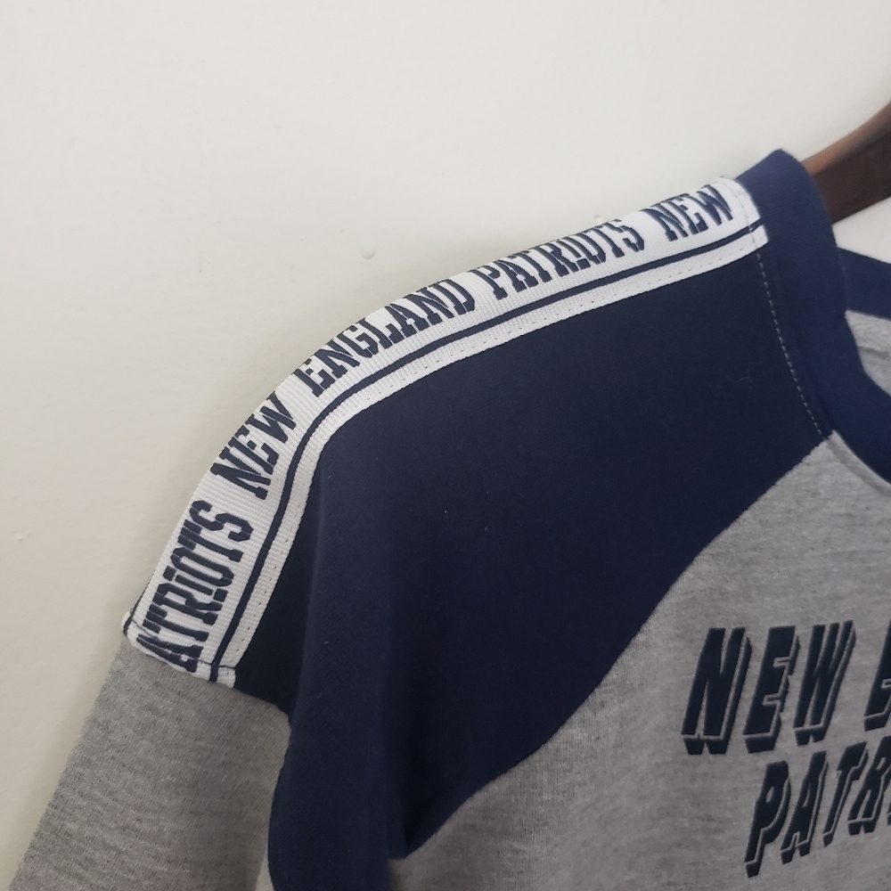 New England Patriots Crewneck Sweatshirt Pullover NFL Team Apparel Girls 4/5 - Picture 3 of 8